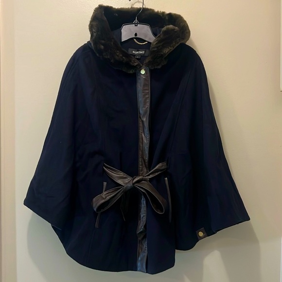 Ellen Tracy Jackets & Blazers - ELLEN TRACY - MEDIUM NAVY FAUX FUR HOODED SNAP FRONT CAPE COAT EUC